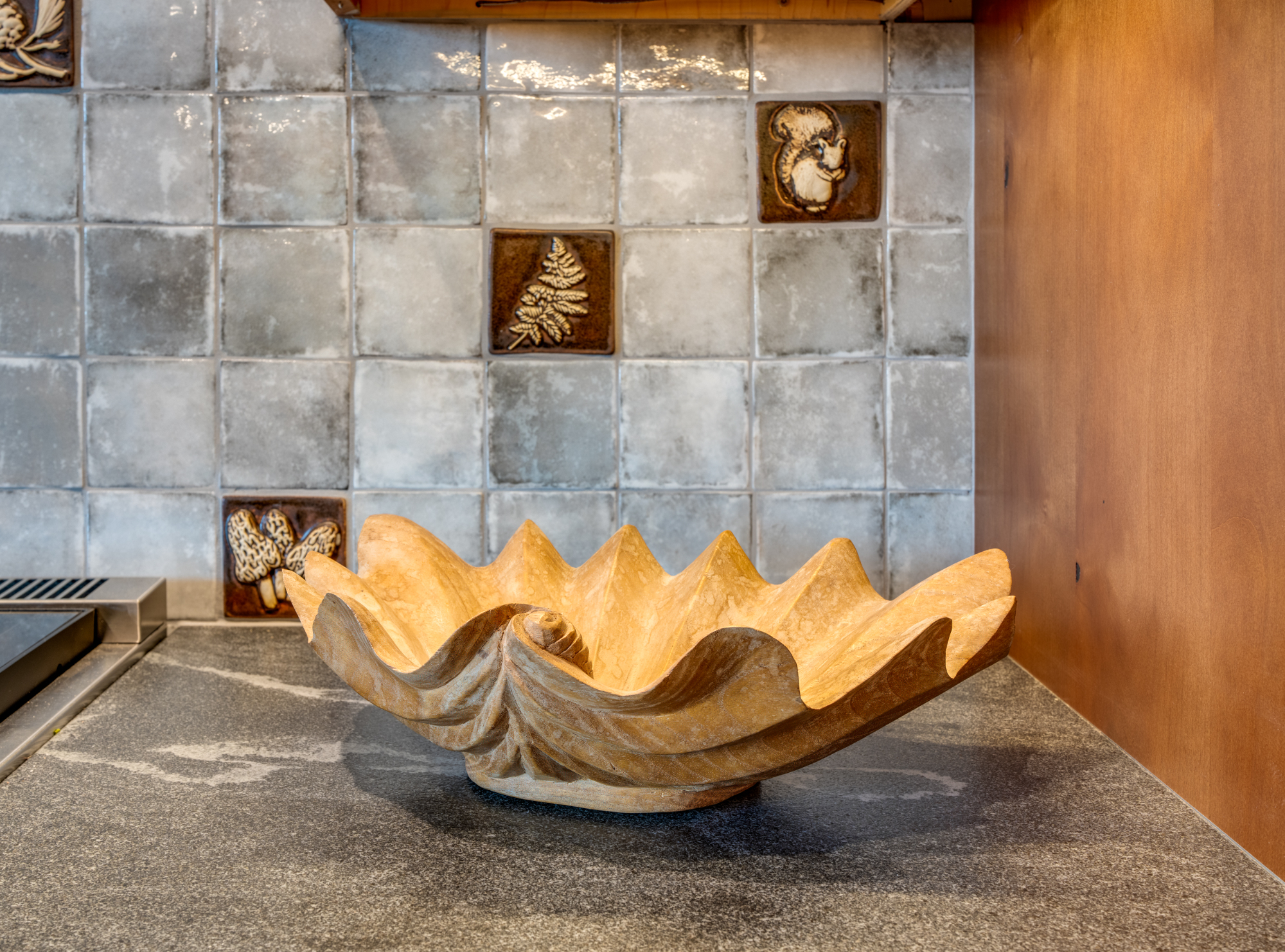 Kitchen Backsplash Tile with Clam Bowl